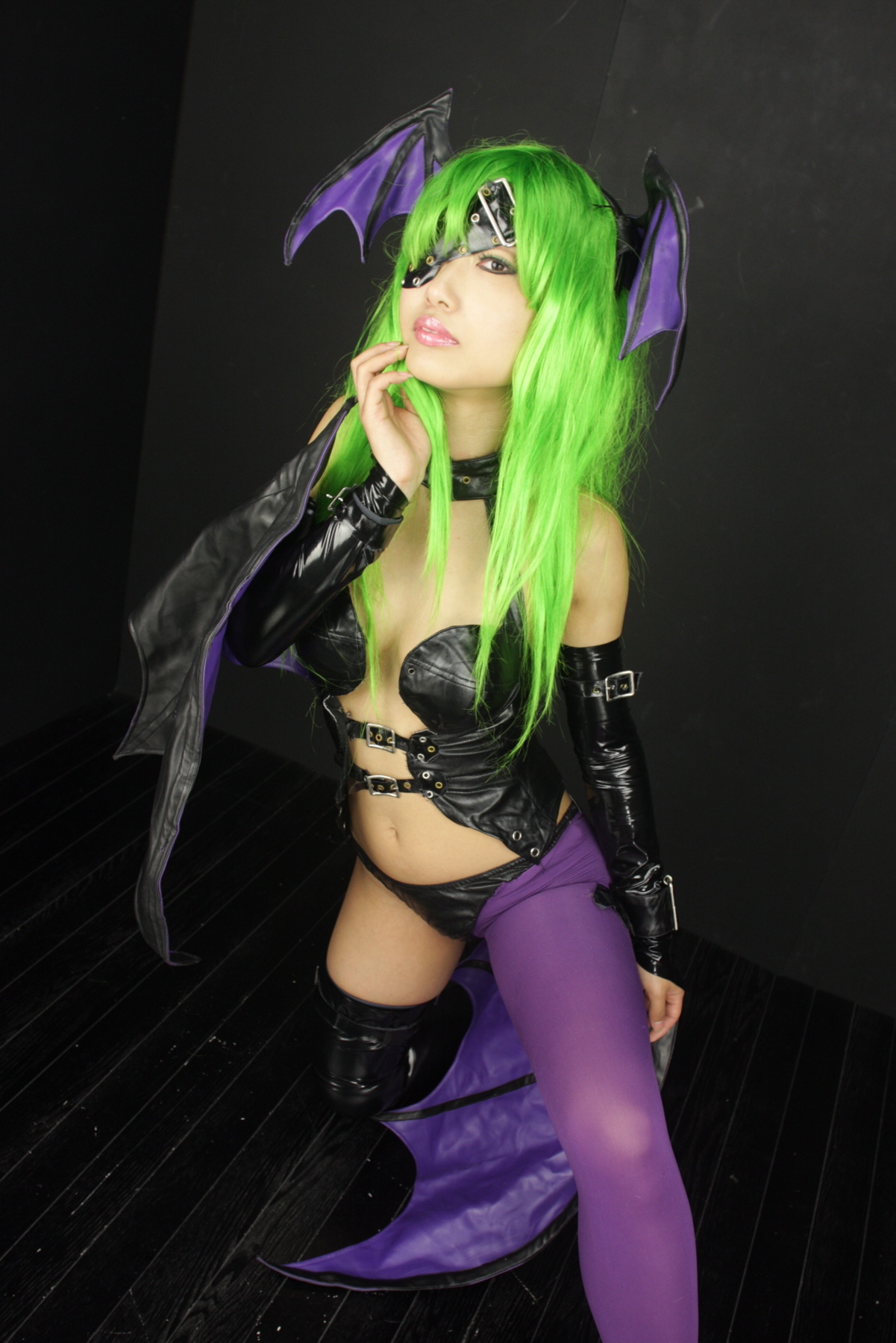 [Cosplay]  Darkstalkers  Morrigan with great body in latex